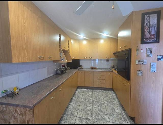 2 BEDROOM TOWNHOUSE FOR SALE IN HELIKONPARK